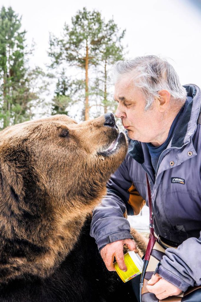 ”Kiinnostavinta karhujen tutkimisessa on ollut huomata, miten syväksi karhun ja ihmisen suhde voi muodostua”, Sulo Karjalainen sanoo.