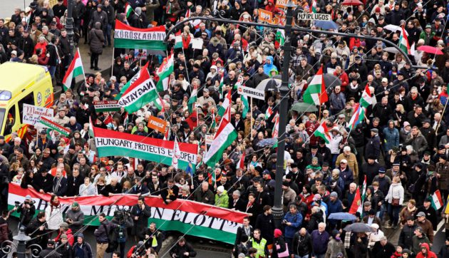 Mielenosoittajat antoivat tukensa Unkarin hallitukselle rauhanmarssilla Budapestissa 15. maaliskuuta.
