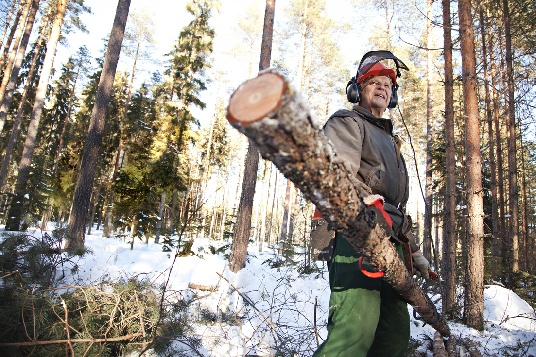 Virtasalmelainen Markku Pulkkinen on harventanut ja myynyt metsää 1,6 hehtaaria. Hän haluaisi auttaa kehitysmaiden lapsia ja naisia.