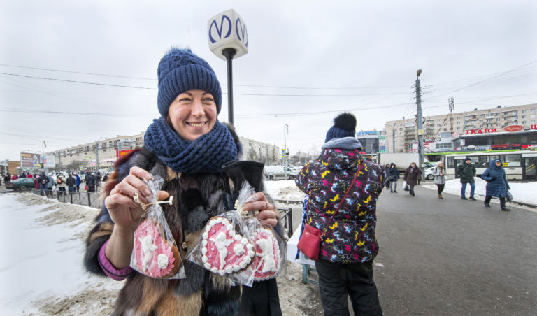 Ukrainan Donbassista Pietariin muuttanut Aljona Lutajeva elättää itsensä myymällä omatekoisia pipareita metroaseman kupeessa.