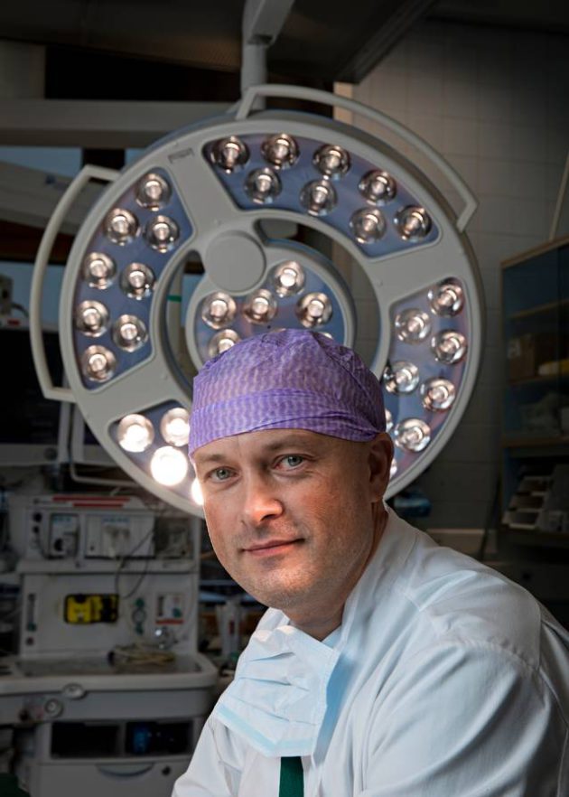 Plastiikkakirurgi Patrik Lassus kuuntelee leikkaussalissa mieluiten Basso-radiota. 