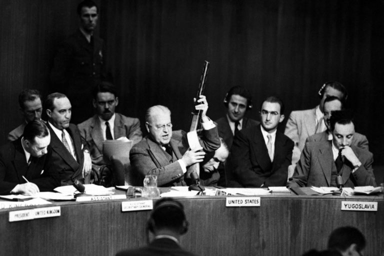 Suurlähettiläs Warren Austin ja neuvostomallinen ase YK:n turvallisuusneuvostossa 18.9.1950.