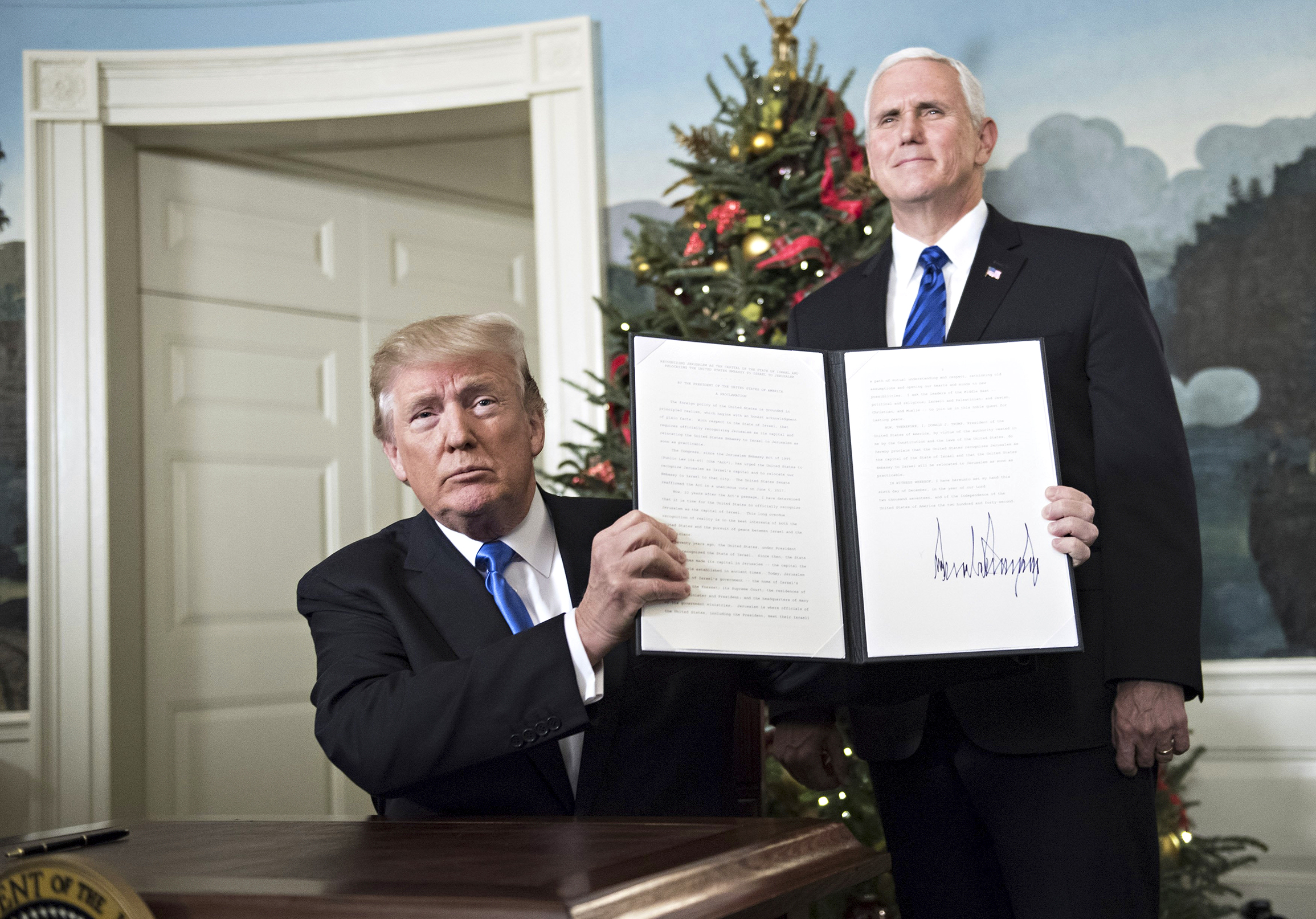 Presidentti Donald Trump esittelee julistusta, jossa Yhdysvallat tunnustaa Jerusalemin Israelin pääkaupungiksi 6. joulukuuta 2017.