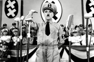 Charlie Chaplinin elokuva Diktaattori (1940) pilkkasi Adolf Hitleriä, joka tiettävästi katsoi elokuvan useasti. Kuvakaappaus elokuvasta.