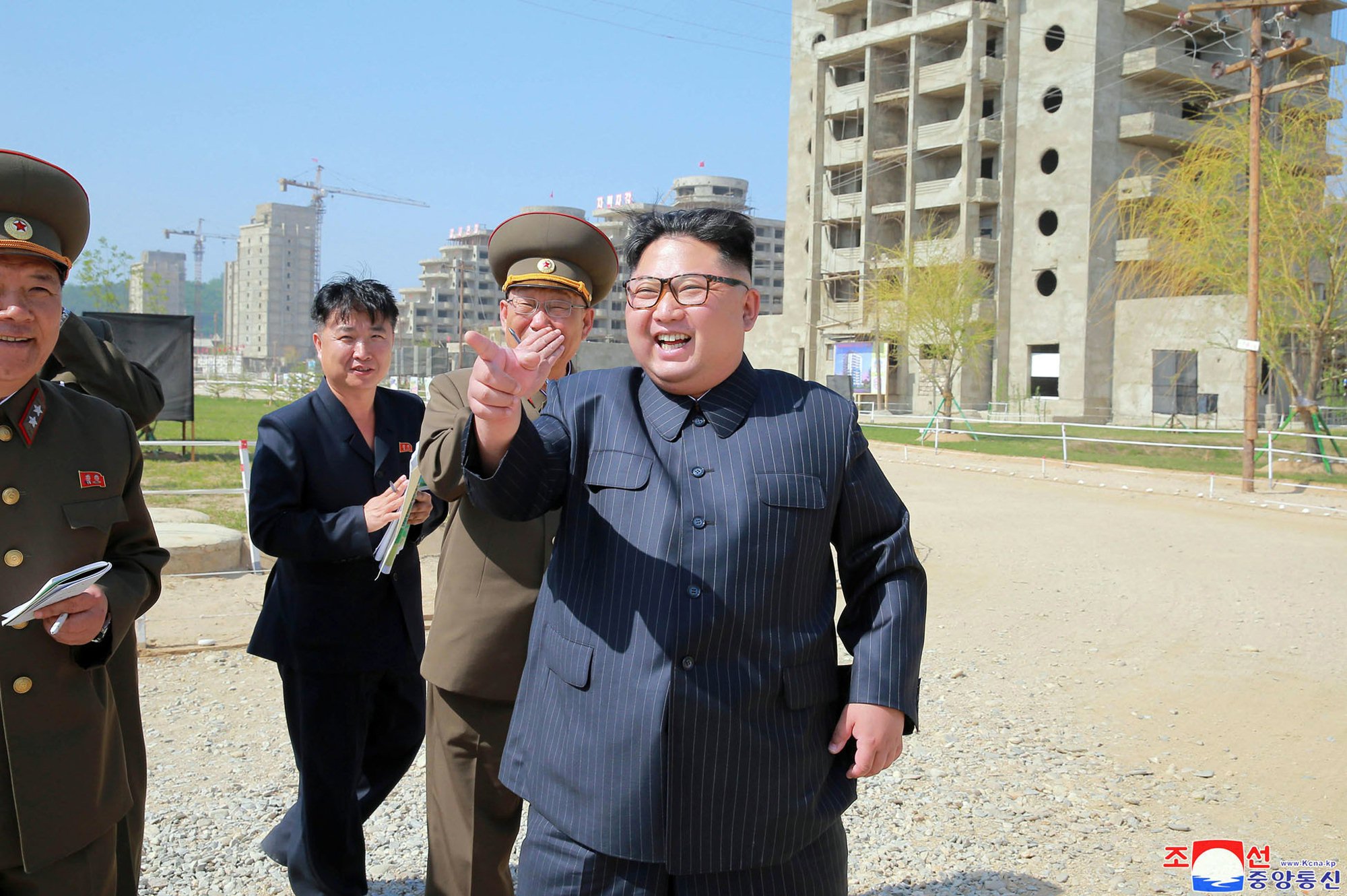 Pohjois-Korean johtaja Kim Jong-un tutki rakenteilla olevaa turistialuetta Gangwonin maakunnassa Etelä-Korean rajalla. Kuvan välitti Pohjois-Korean hallituksen uutistoimisto 26. toukokuuta 2018.
