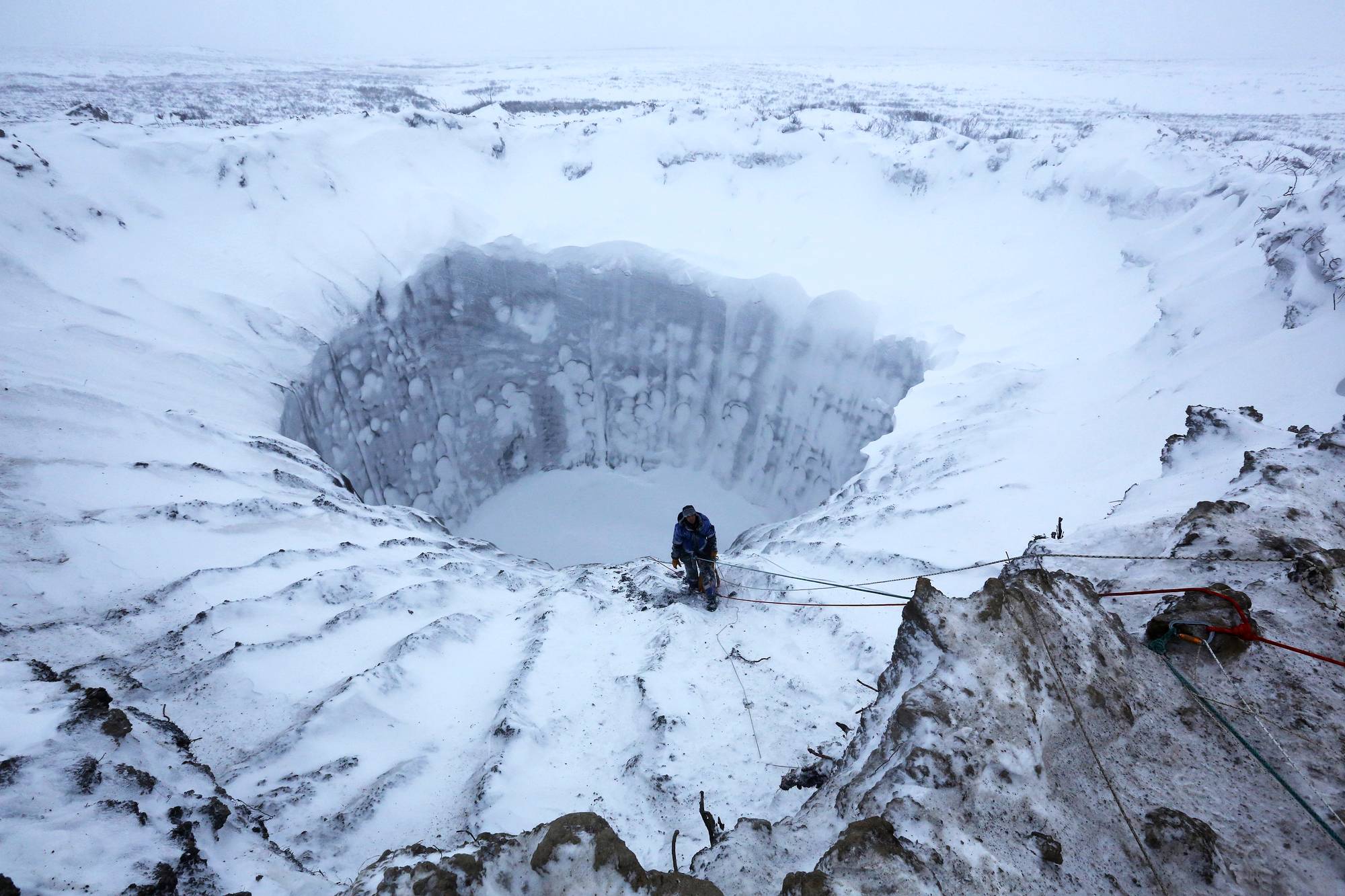 Tutkija kraatterin äärellä Jamalin niemimaalla Pohjois-Siperiassa.