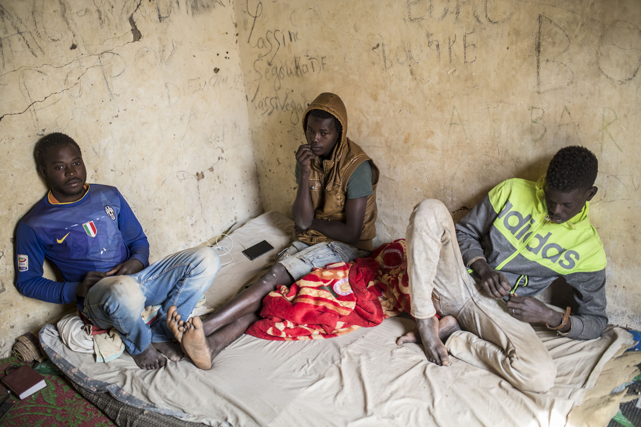 Malilainen Ibrahima Diarra, 15, (kesk.) pyrkii Eurooppaan Libyan kautta, mutta hänellä ei ole rahaa maksaa matkasta salakuljettajille. Siksi hän nyt odottaa Agadezissa Pohjois-Nigerissä ja asuu talossa, jollaisia kutsutaan ”getoiksi”.