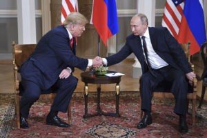 Yhdysvaltojen presidentti Donald Trump (vas.) ja Venäjän presidentti Vladimir Putin Presidentinlinnassa Helsingissä 16. heinäkuuta 2018.