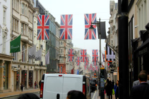 Lontoon kaduilla liehuvat Iso-Britannian liput.