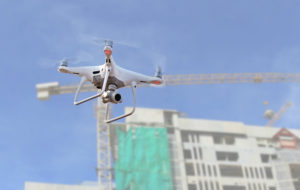 Drone lentää rakennustyömaalla.