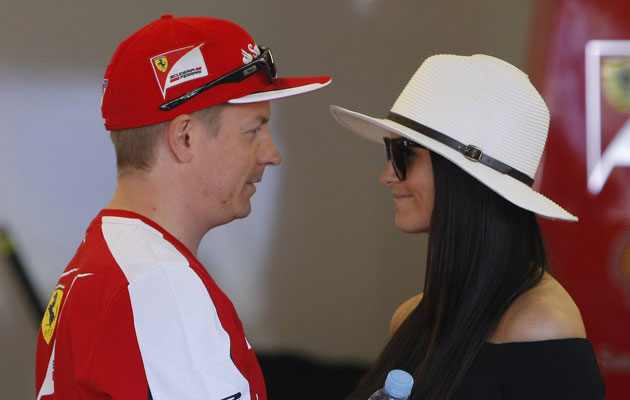 Toukokuussa 2015 Ferrarin varikolla Monacossa keskustelevat Kimi Räikkönen ja Minttu Virtanen.