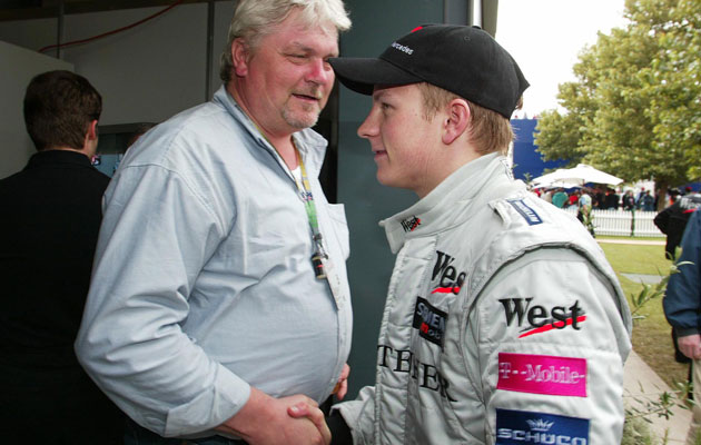 Vuonna 2002 Kimin isä Matti Räikkönen onnittelee poikaansa kolmannesta sijasta Melbournessa Australian Grand Prix'ssä.