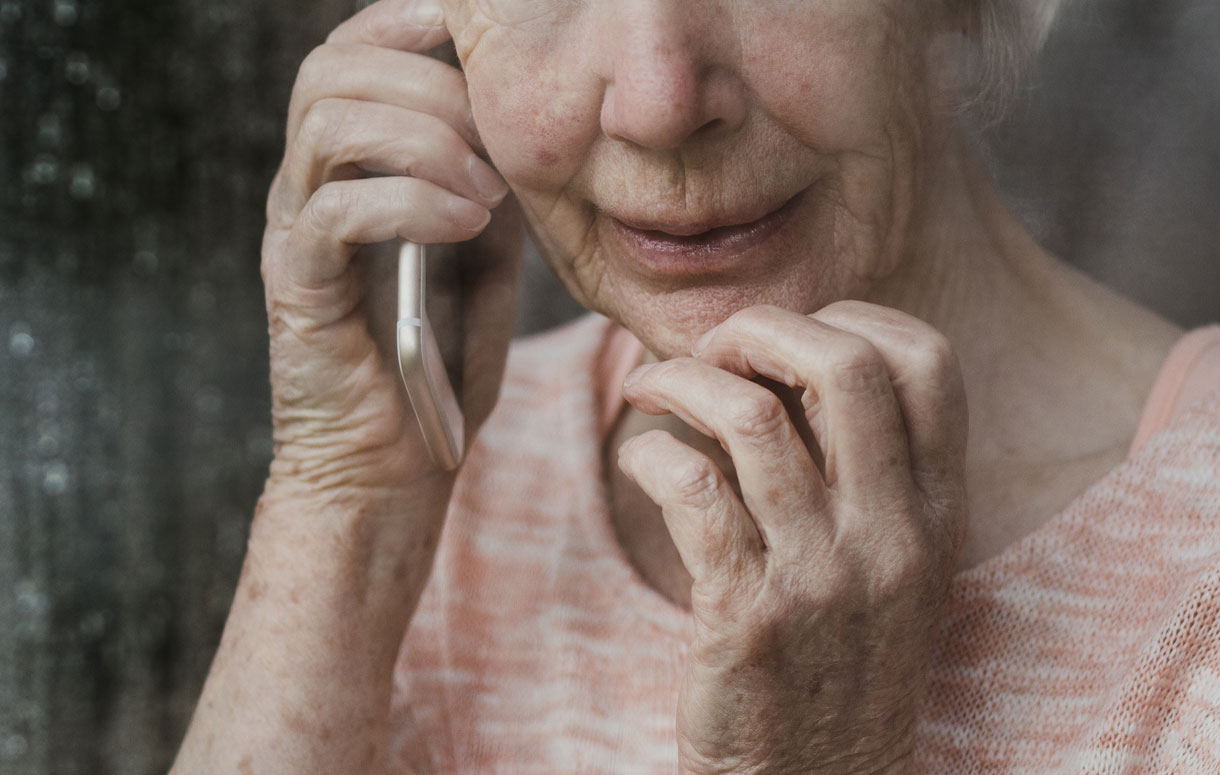 vanha nainen puhelimessa, kuvituskuva