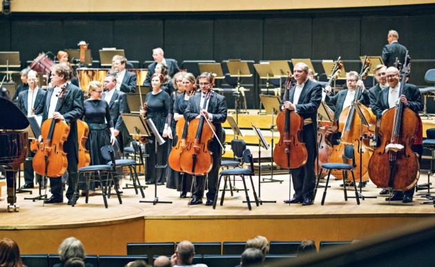 Pakollinen pukukoodi sinfoniakonsertissa on vain orkesterilla, miehillä frakki ja naisilla juhlapuku. Yleisölle riittää siisti asu.