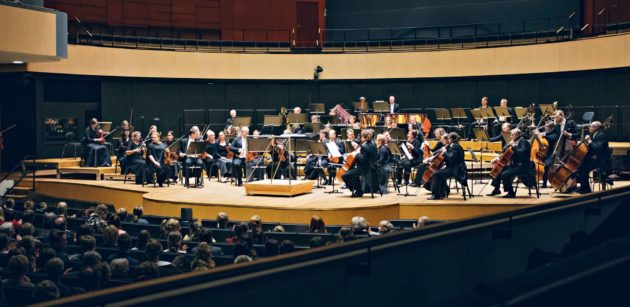 Sinfonia Lahden esityksiä on maailmallakin laajasti kiitelty. Orkesteri on ollut konserttikiertueella muun muassa Japanissa ja Yhdysvalloissa.