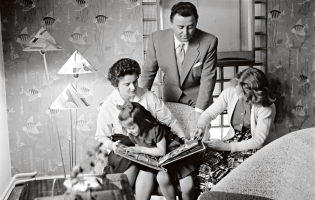 Olavi ja Irene Virta sekä tyttäret vuonna 1956.