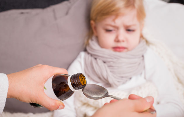 Flunssainen lapsi saa yskänlääkettä