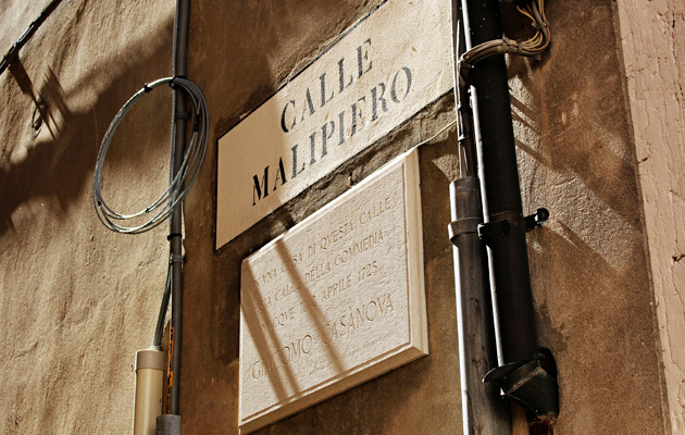 Calle Maliperolta löytyy kyltti osoittamaan Casanovan synnyinkotiin.