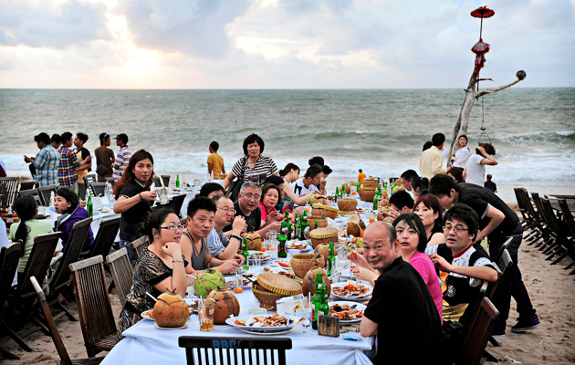Jimbaranin ravintolapöydät on nostettu rantahiekalle.