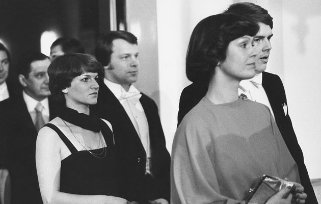 Kirjailija, tv-juontaja Lasse Lehtinen ja vaimo Eira Palin-Lehtinen astelevat kättelyyn vuonna 1977.