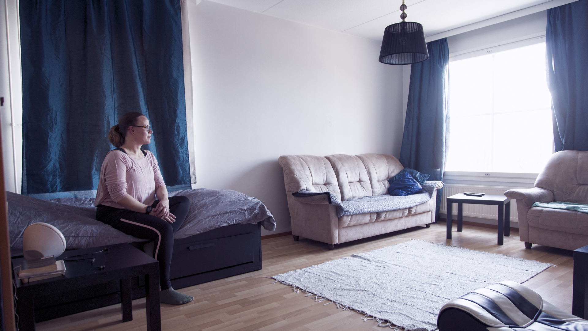Kirsi Segerin viisihenkinen perhe asuu kaupungin 87 neliöisessä asunnossa, jonka vuokra on yli 1000 euroa kuussa. Kirsi nukkuu olohuoneessa, lapset kolmessa makuuhuoneessa.
