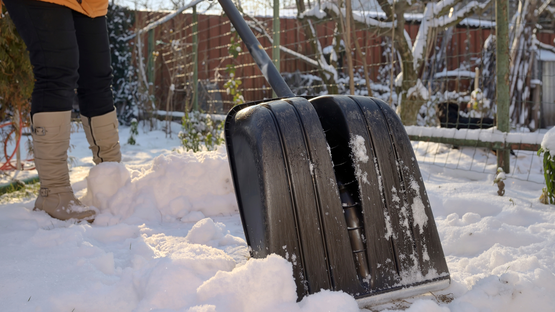 Lumitöitä voi tehdä hikipäissään tai fiksusti – Nappaa tästä tehokeinot  kotipihan talvihuoltoon 