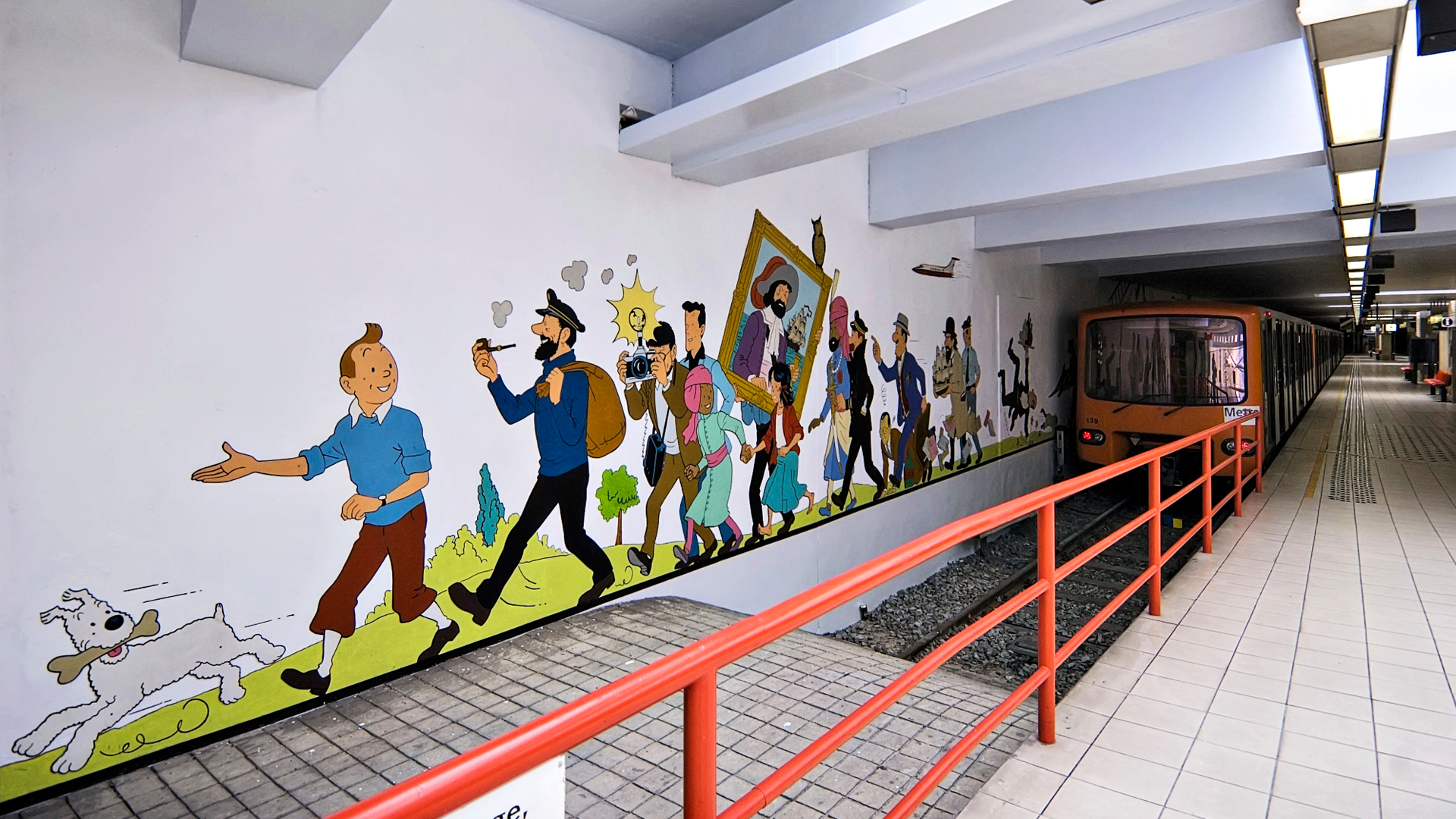 Sarjakuvataiteilija Hergén luoma Tintti metroasemalla