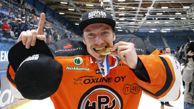 HPK:n maalivahti Emil Larmi puree kultamitalia joukkueen mestaruusjuhlissa jääkiekon Liigan 7. loppuottelun Kärpät vs HPK jälkeen Oulussa 4. toukokuuta 2019