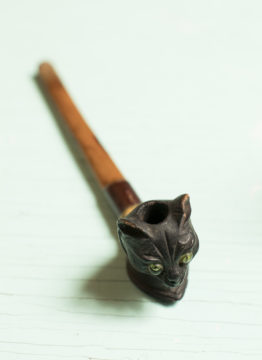 Kissapäinen savukeholkki on yksi Hannele Luukkaisen kissamuseon erikoisimmista esineistä.
