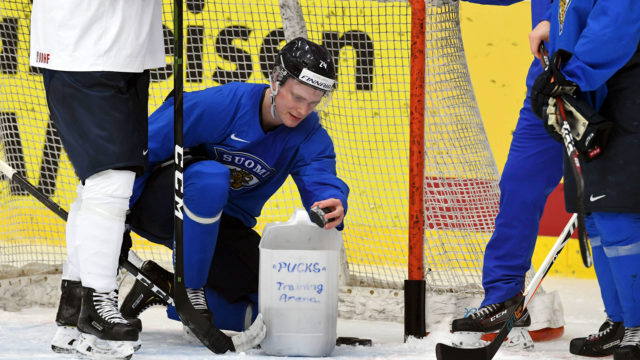 Kaapo Kakko kerää kiekot maalista harjoitusten päätteeksi jääkiekon MM-kilpailuissa Kosicessa Slovakiassa. 