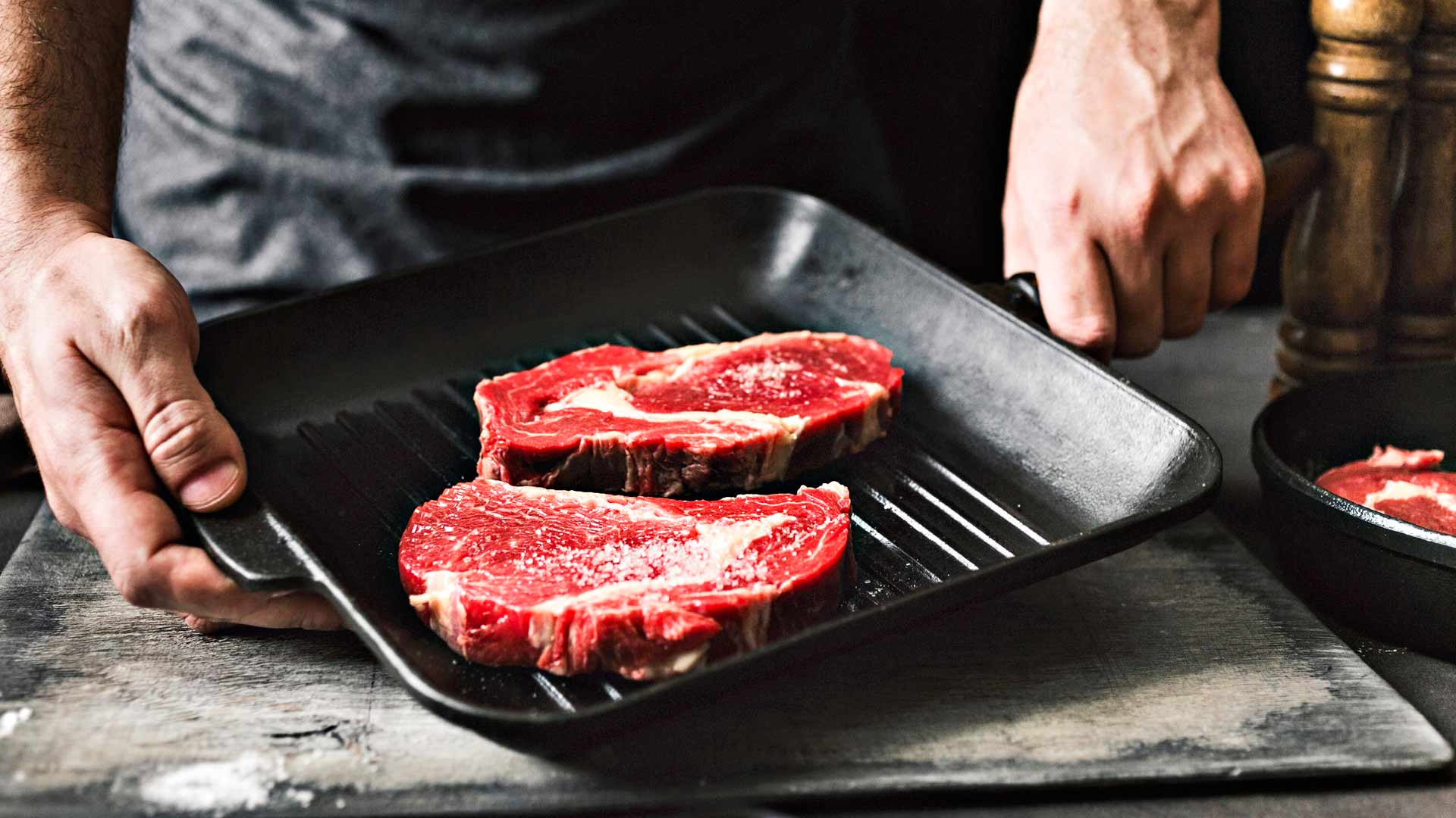 Lihansyönti puhuttaa – Paljonko punaista lihaa saa syödä? Miksi lihansyöjät  kuolevat muita nuorempina? Näin vastaa dosentti 
