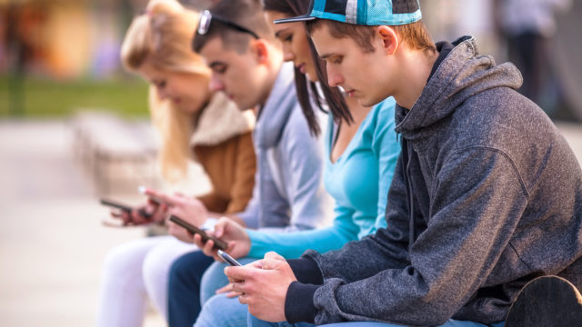 Nuorilla on älypuhelimien vuoksi pääsy nettiin jatkuvasti.