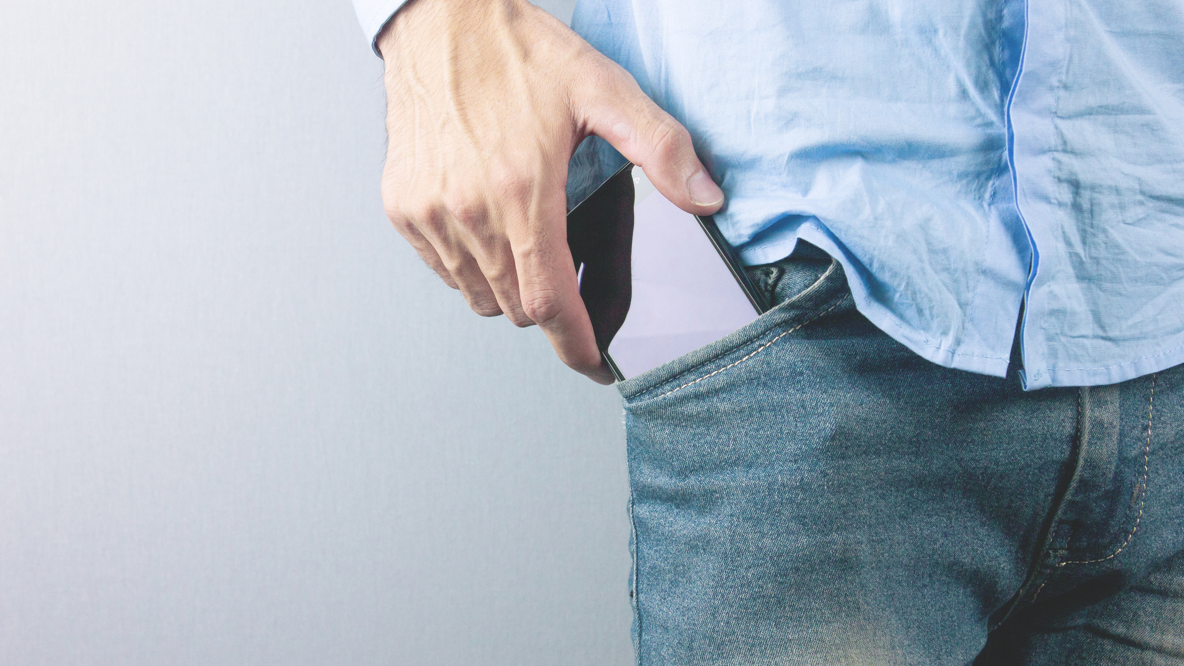Älypuhelimen taskussa pitäminen voi laskea miesten sperman laatua.