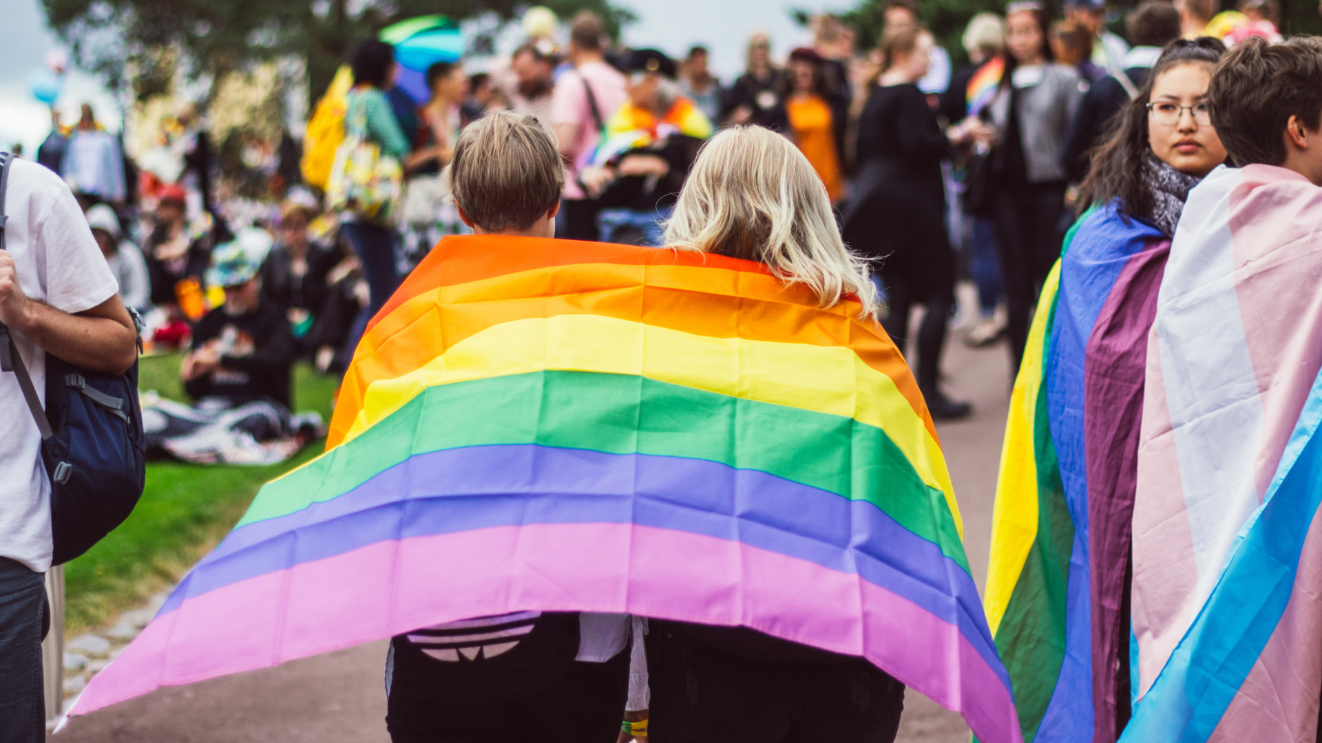 Helsinki Pride -kulkue päättyy Kaivopuistoon.