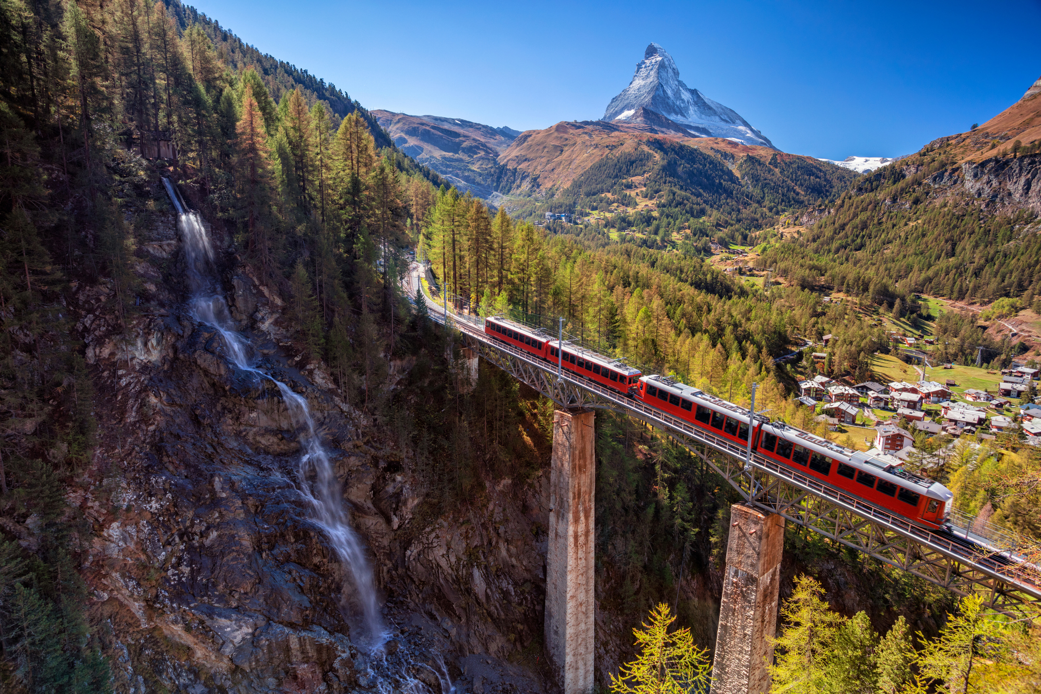 Junilla pääsee huikeisiin maisemiin Euroopassa. Tässä mennään Sveitsin Zermattissa.