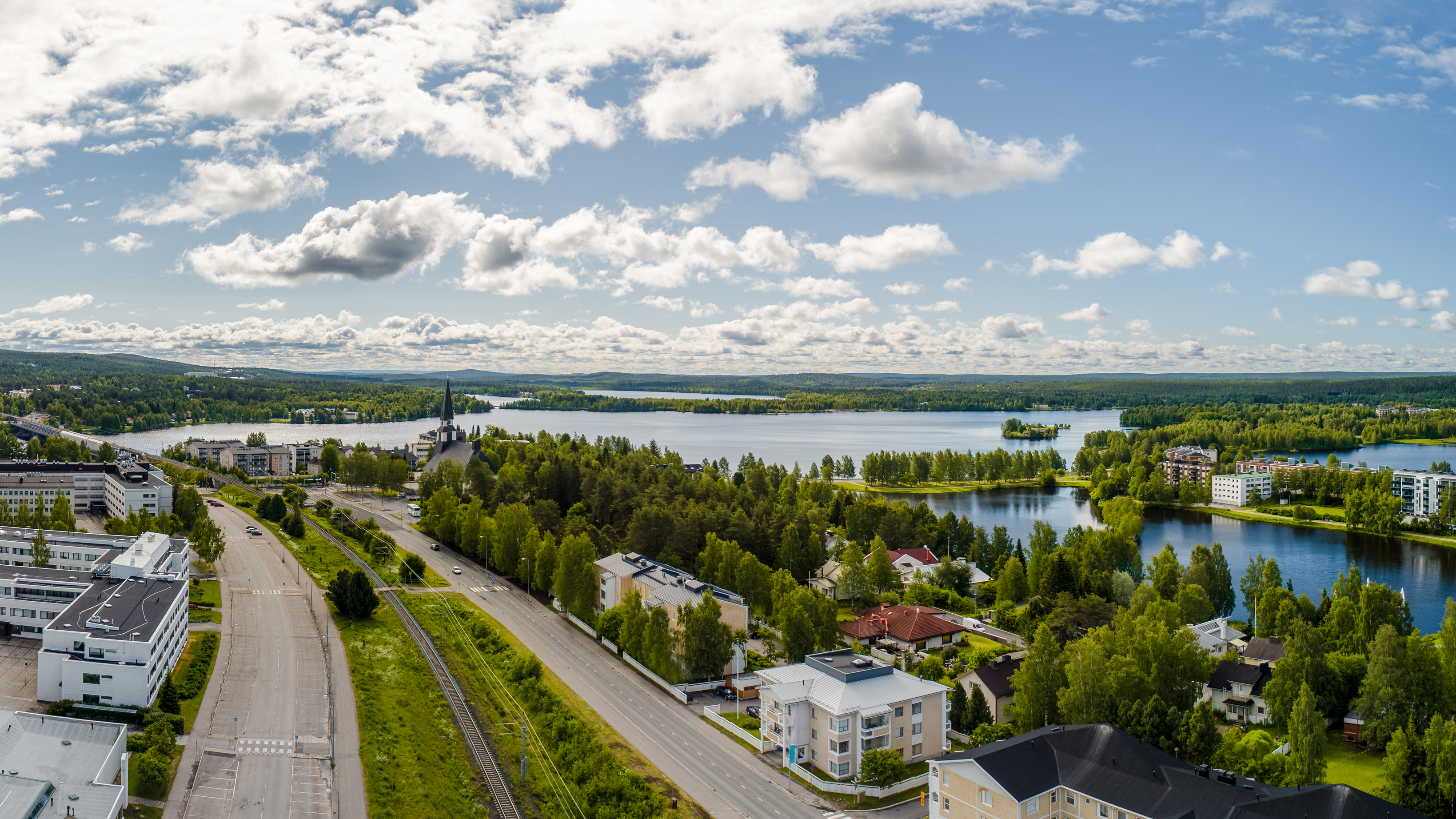 Rovaniemen kauniit maisemat houkuttelevat turisteja ympäri vuoden.