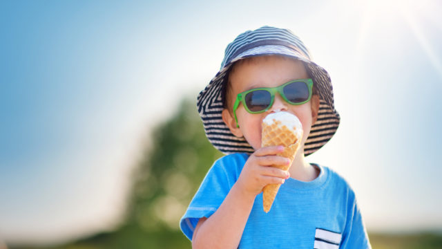 Hattu ja aurinkolasit suojaavat niin lapset kuin aikuisetkin auringolta.