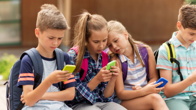 Lapset viettävät paljon aikaa sosiaalisessa mediassa.