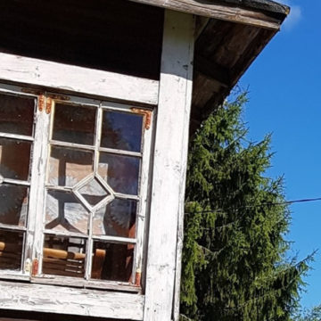 "Kesäpaikkamme porstuan vanhat kauniit ikkunat (!) on varastettu karmeineen päivineen Laukaassa. Kuvassa näkyy yksi sellainen", Anniina Pouta kirjoitti postauksessaan.