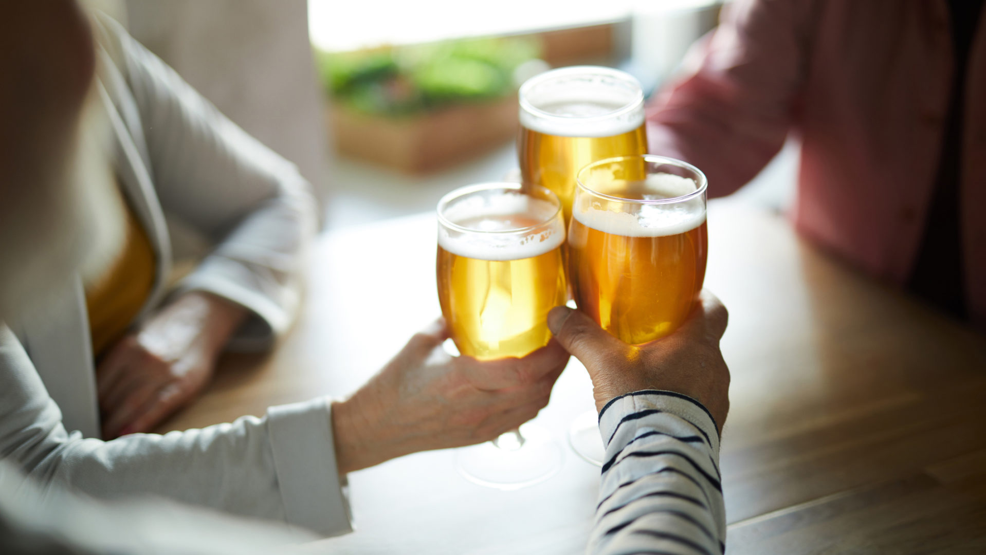 Joka viides yli 65-vuotias juo liikaa alkoholia. Tämä lisää muistisairauden riskiä.
