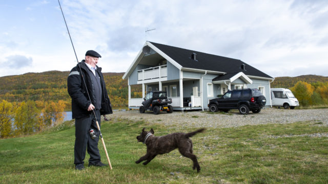 Rainer Leskinen ja hänen koiransa Lulu kotipihallaan Nuorgamissa.