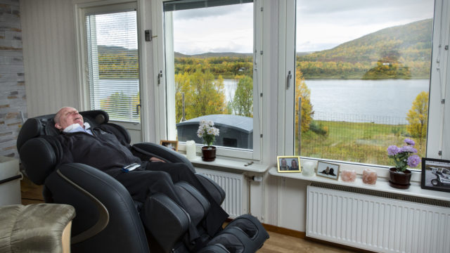 Rainer Leskinen olohuoneessaan hierovassa tuolissa.