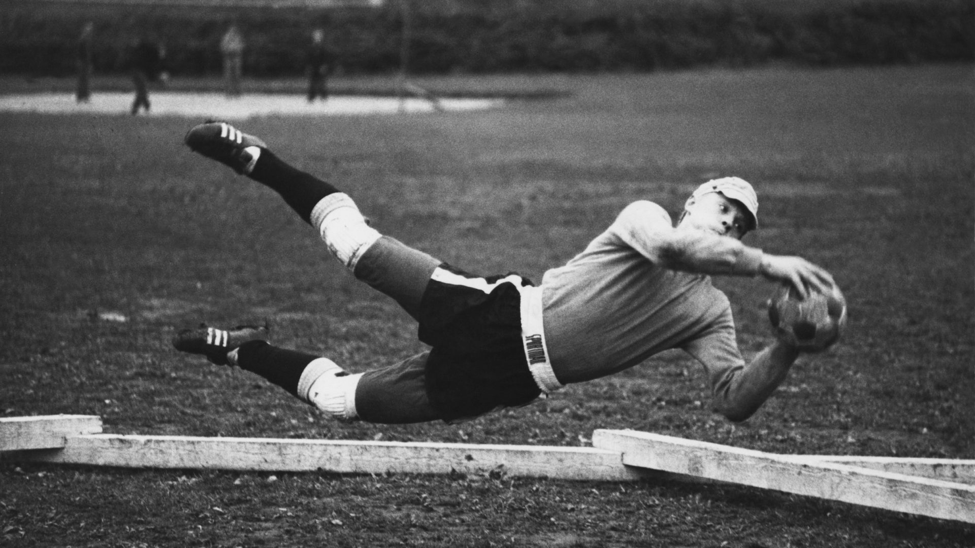 Vesa-Matti Loiri rakasti urheilua. Jalkapallossa hän toimi maalivahtina. Torjumisnäyte syyskuulta 1968.
