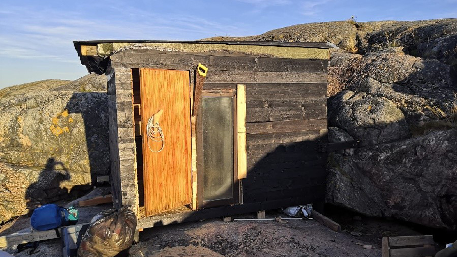 Vapaaehtoisvoimin nousi uusi sauna myrskyn kaataman "polttarisaunana" tunnetun tukikohdan tilalle.