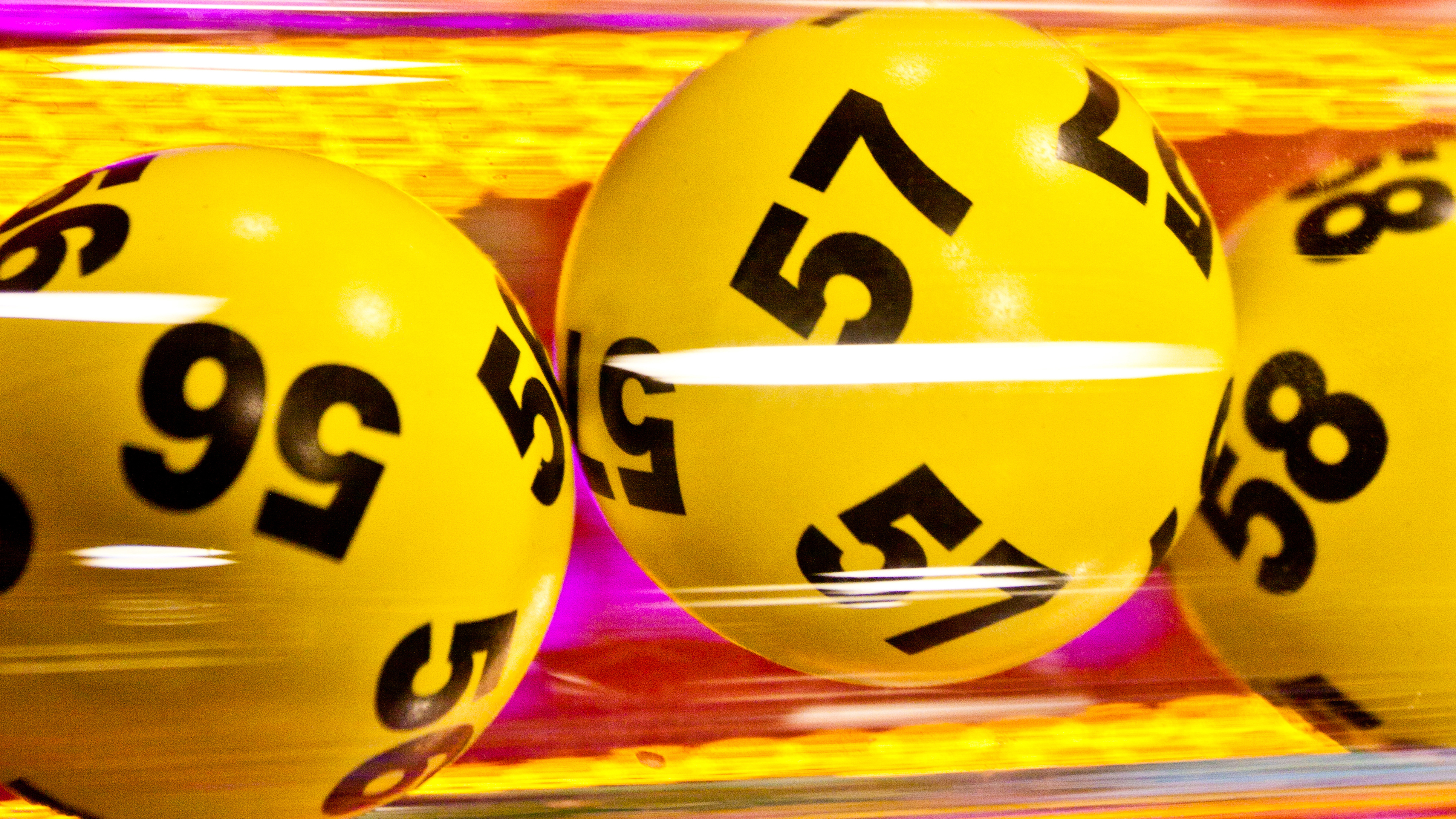 Jättipotti ja kupponen kuumaa lottovoittajille – Näin Veikkaus juhlistaa  pääkonttorillaan tuoreita miljonäärejä 