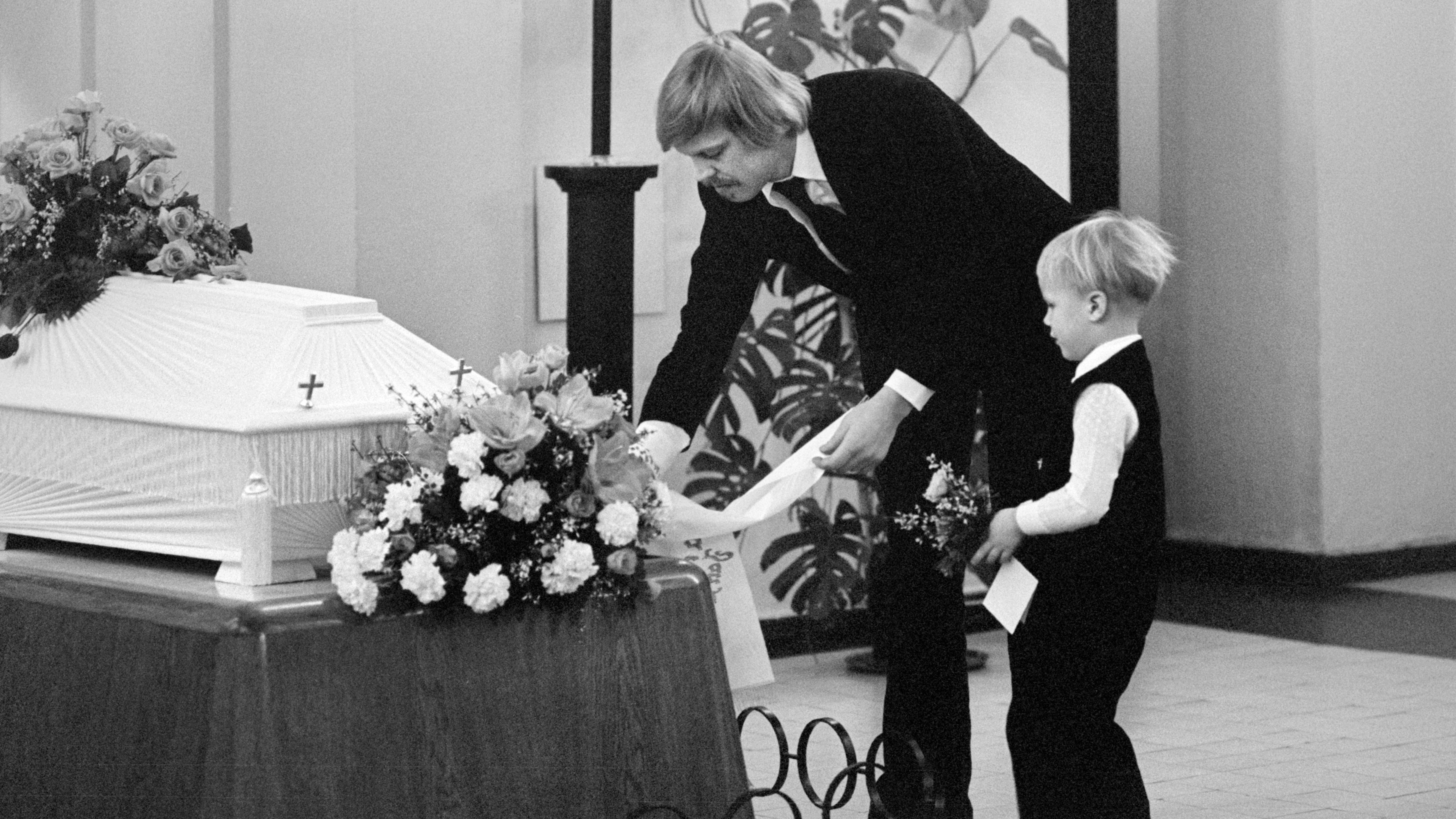 Vuonna 1977 Vesa-Matti Loiri laski vaimonsa Mona Loirin hautajaisissa kukkia arkulle heidän poikansa Janin kanssa.
