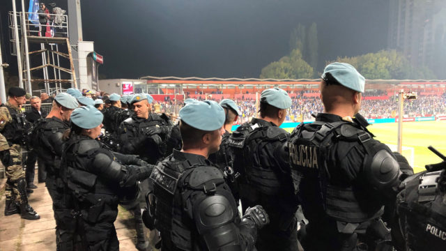 Metallihäkki sekä sadat järeästi aseistetut poliisivat varmistivat, että suomalaiset ja bosnialaiset eivät pääse tekemisiin toistensa kanssa.