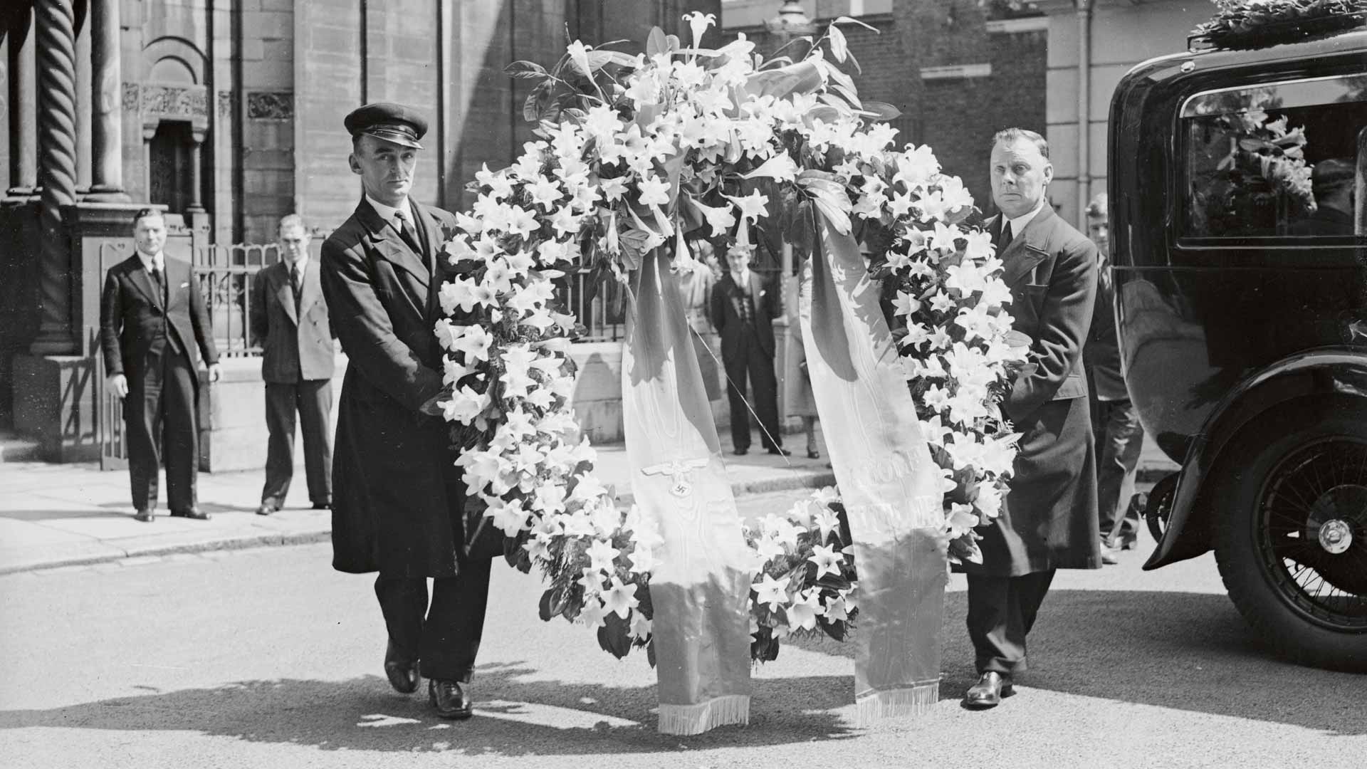 Adolf Hitlerin lähettämä jättisuuri seppele