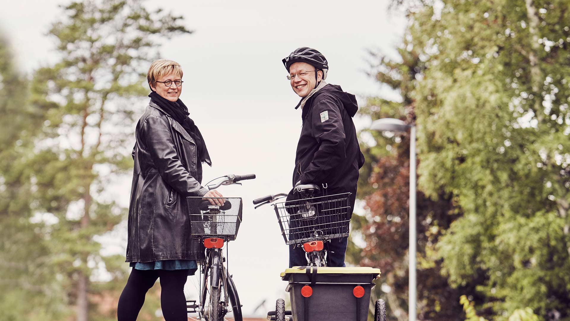 Kun Aino Havukainen ja Sami Toivonen lähtevät ruokakauppaan, Sami kiinnittää pyöränsä perään kätevän kärryn, jolla kauppakassit on helppo kuljettaa kotiin.
