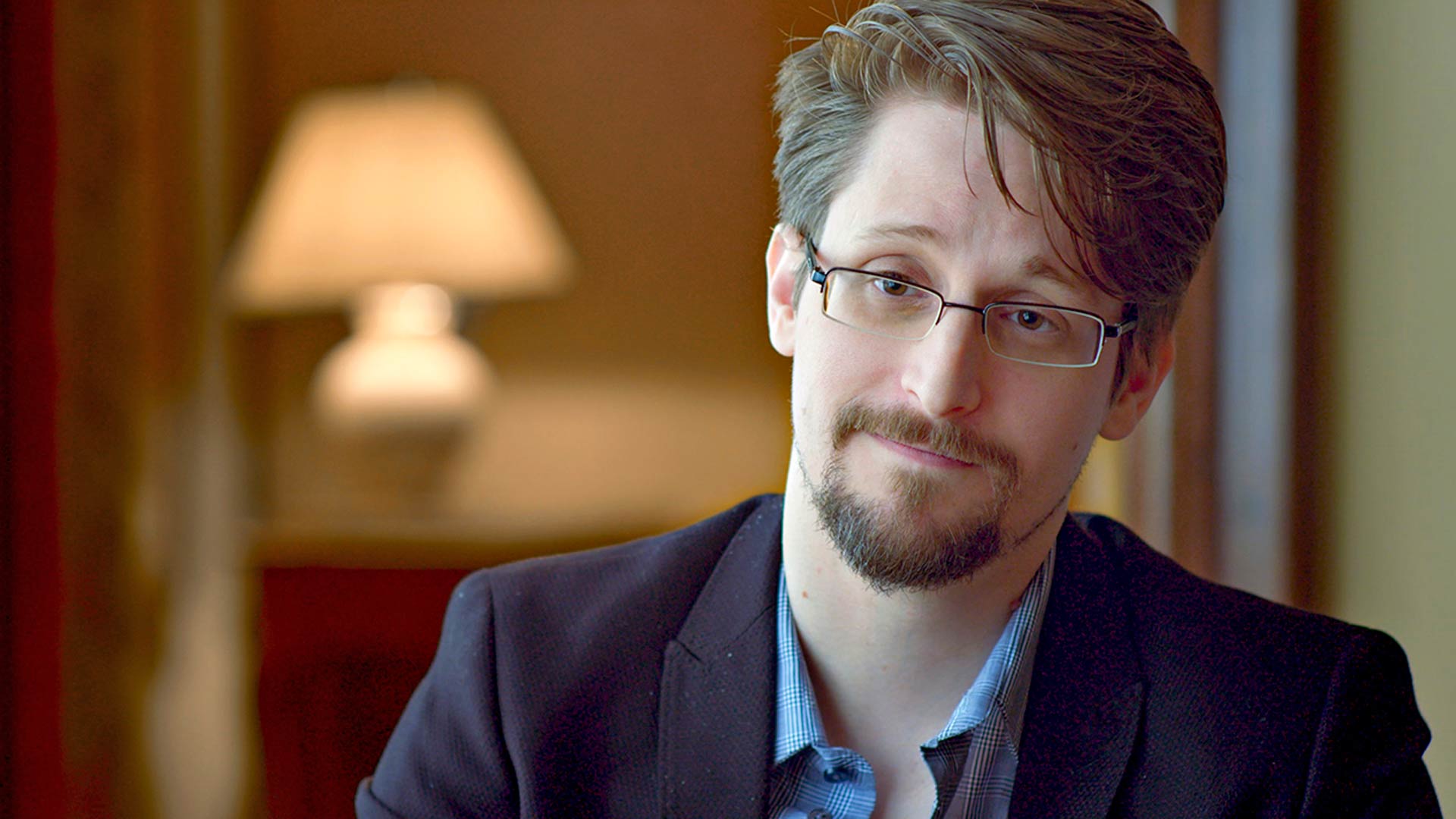 Aktivistin aloitusjakson kasvona on Edward Snowden.